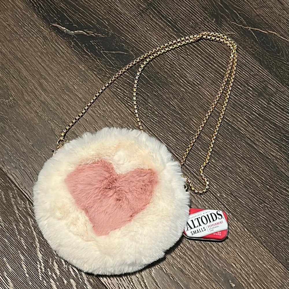 White round faux fur bag with pink heart and detachable gold crossbody chain
